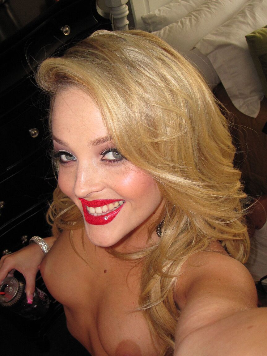 18P La blonde séduisante et maigre Alexis Texas dévoile ses petits seins