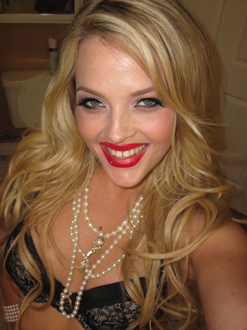 18P La blonde séduisante et maigre Alexis Texas dévoile ses petits seins