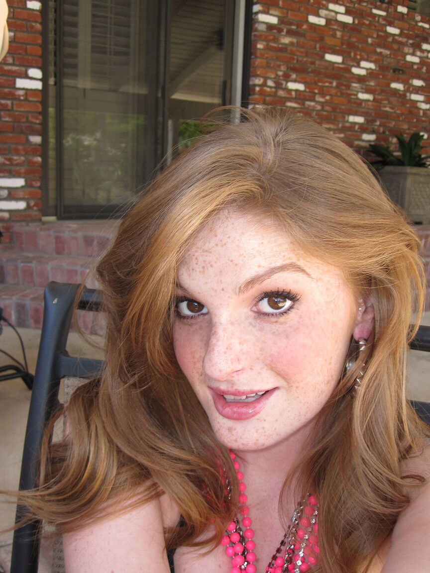20P A ruiva sardenta Faye Reagan se despe para mostrar seus belos seios médios