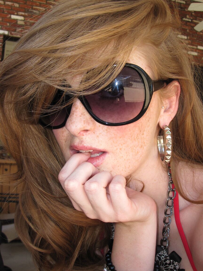 20P A ruiva sardenta Faye Reagan se despe para mostrar seus belos seios médios