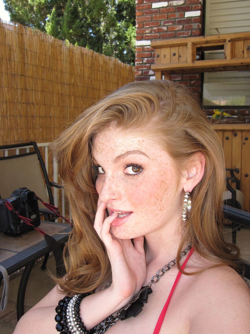 20P A ruiva sardenta Faye Reagan se despe para mostrar seus belos seios médios