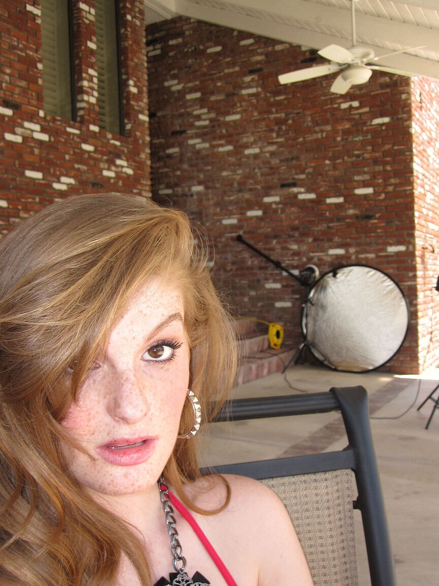 20P A ruiva sardenta Faye Reagan se despe para mostrar seus belos seios médios