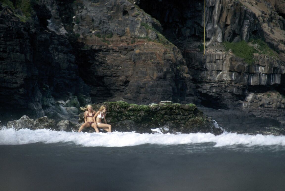 15P Dos bellezas vintage disfrutan de un trío desnudas al aire libre en la hierba