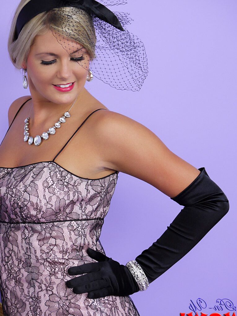 17P Victoria, une pin-up blonde et vigoureuse, montre son corps parfaitement formé en bas.