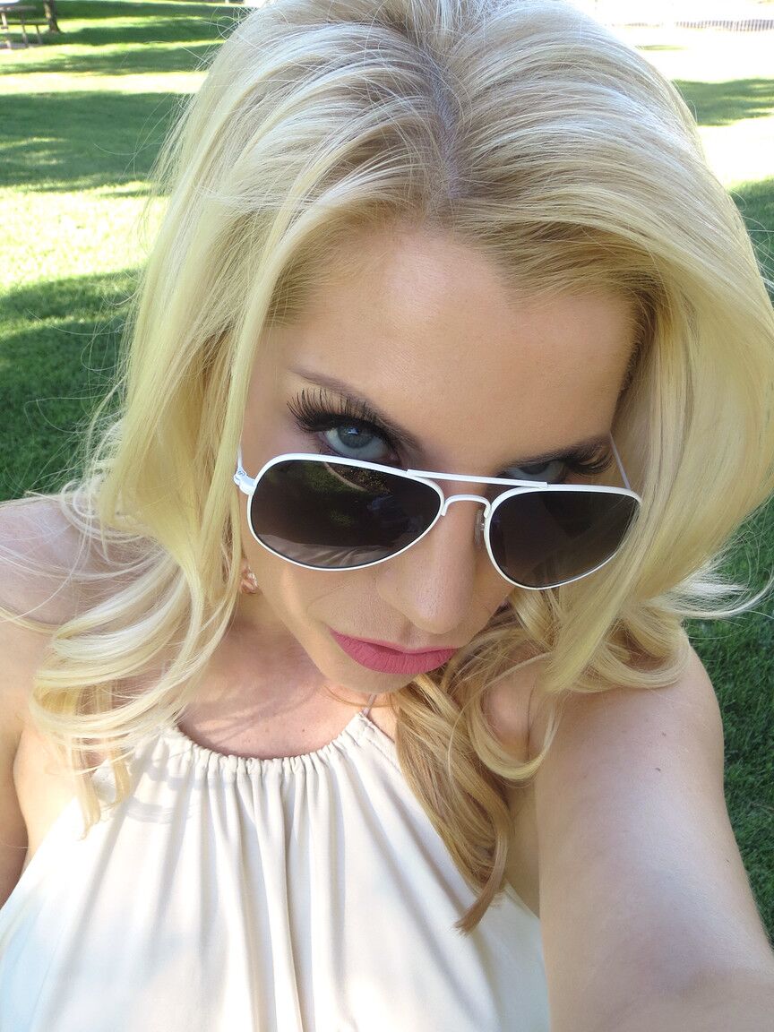 17P Petite loira pornstar Ashley Fires faz topless