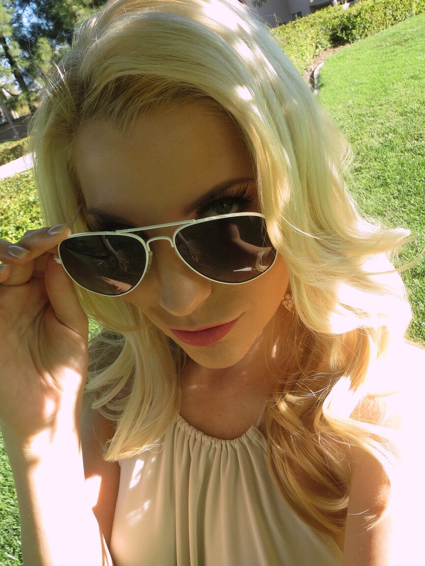 17P Petite loira pornstar Ashley Fires faz topless