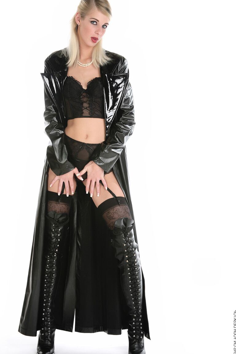 15P A linda garota Mia Hilton usa botas OTK para melhor exibir sua buceta raspada