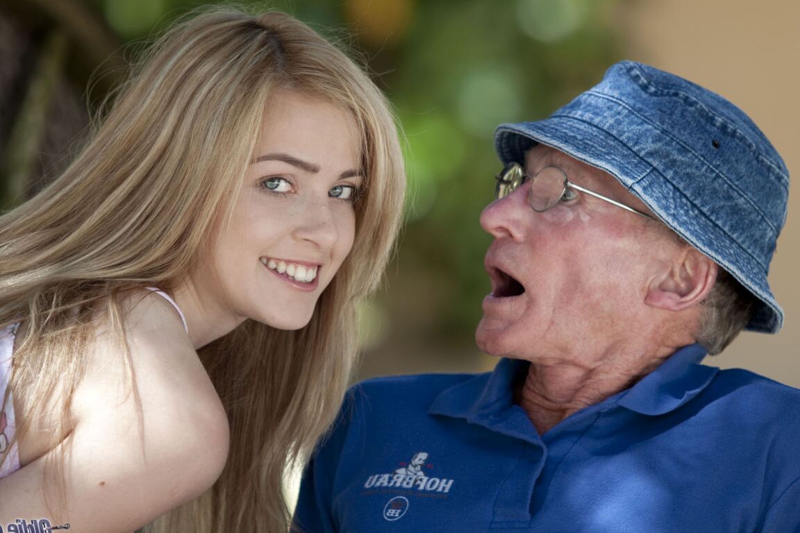 21P La dulce adolescente Abigail Johnson seduce a un papá mayor y se la follan al aire libre