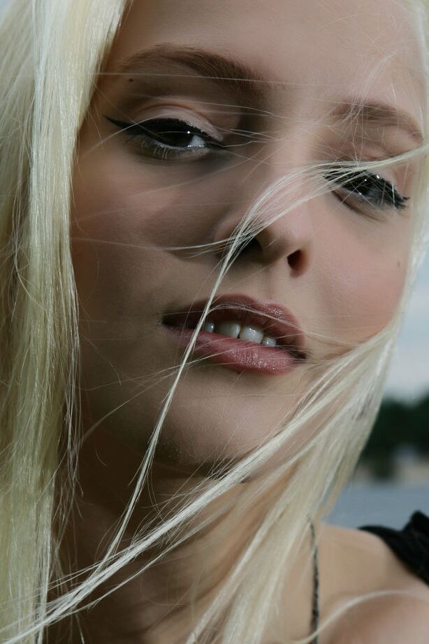 16P Sexy blonde Teenagerin Kira W zieht ein schwarzes Kleid aus, um nackt in passenden OTK-Socken zu posieren