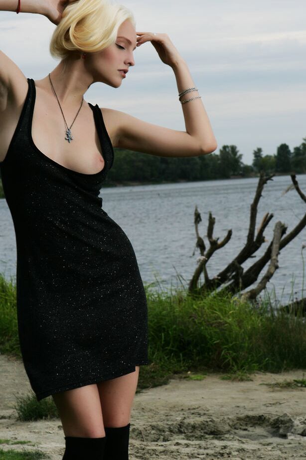 16P Sexy blonde Teenagerin Kira W zieht ein schwarzes Kleid aus, um nackt in passenden OTK-Socken zu posieren