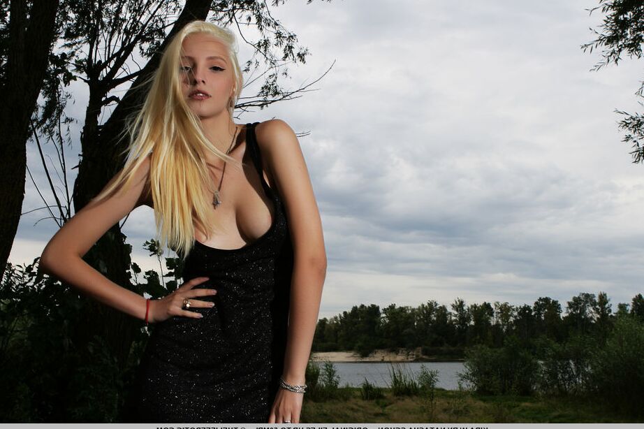 16P Sexy blonde Teenagerin Kira W zieht ein schwarzes Kleid aus, um nackt in passenden OTK-Socken zu posieren