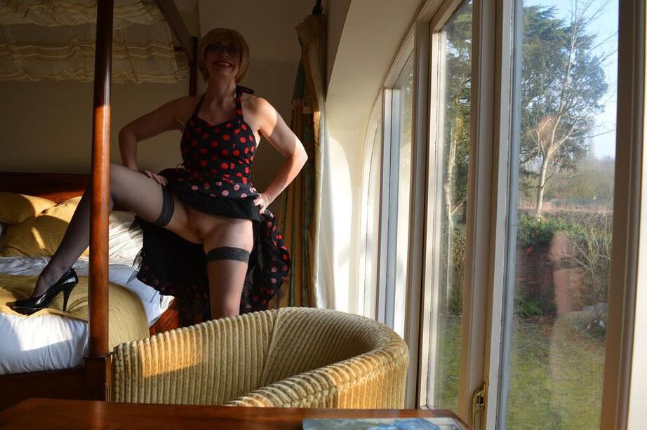 20P Barby vagabunda amadora alta fica nua em um quarto enquanto usa óculos