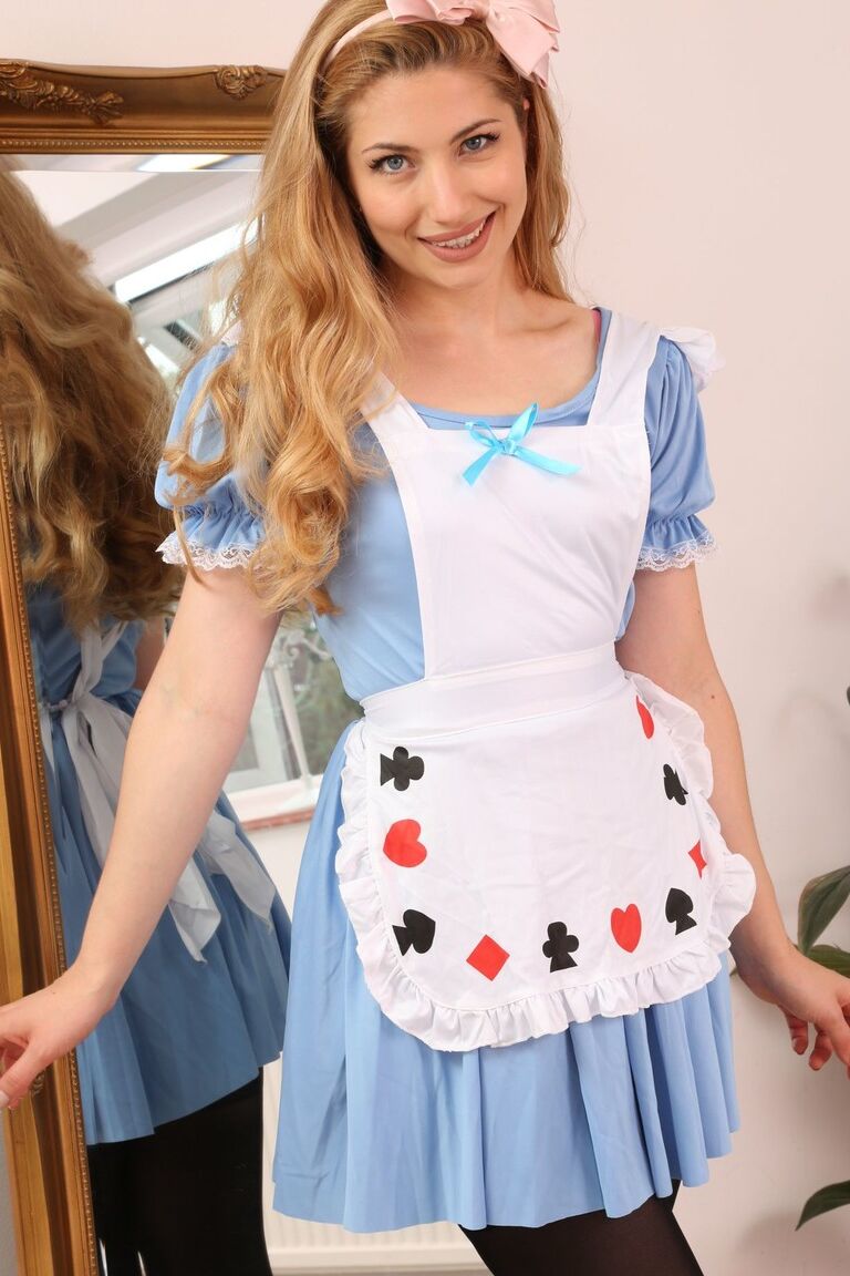 21P 金髪のステファニー・ボナム・カーターが鏡でランジェリーとホットな服装でポーズをとる