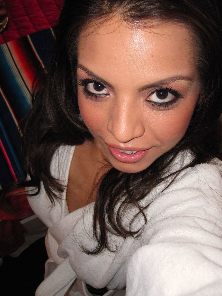 17P Latina morena caliente Yurizan Beltran expone sus grandes tetas
