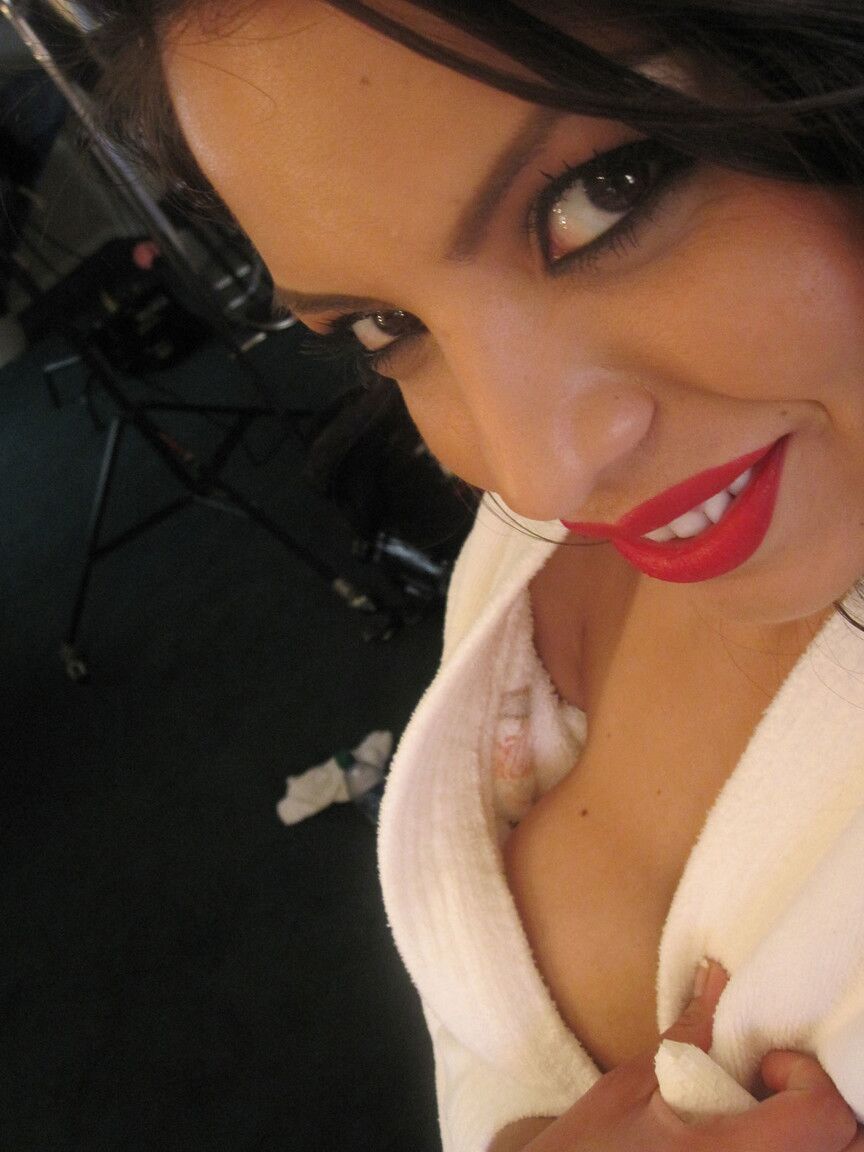 17P Latina morena caliente Yurizan Beltran expone sus grandes tetas
