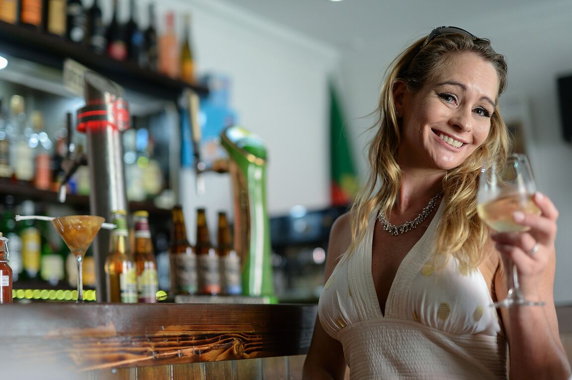 21P La pervertida MILF amateur Eve se quita el vestido y se masturba con una botella