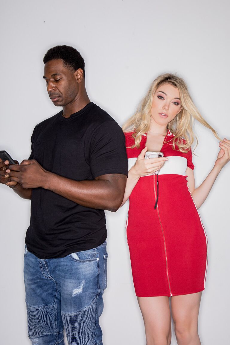 15P La rubia sucia Anny Aurora se desabrocha un vestido antes de comenzar el sexo interracial
