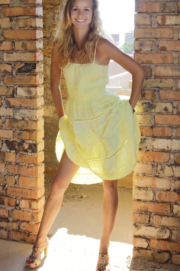 18P Mini vestido vestido con Toxic A modela sus pies calientes y sus partes de chica sexy al aire libre
