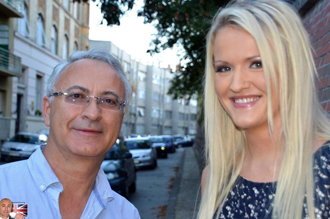 15P Puta loira pega dinheiro do velho para uma sessão de fotos gostosa de sua buceta careca