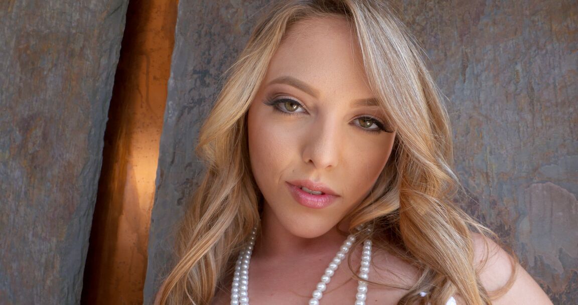 21P La jolie teen aux petits seins Aubrey Star se fait pester par son papa et son ami