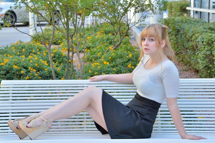 16P 巨大なおっぱいを持つ魅惑的な若いスターレットが彼女のハゲスナッチを明らかにする