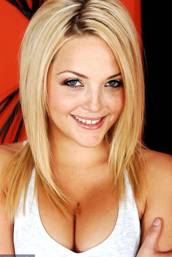 21P As lindas Alexis Texas e Bree Barrett compartilham um hot rod juntas