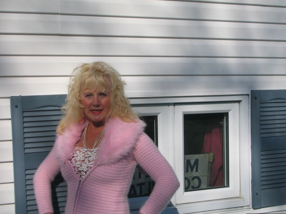20P La blonde mature Ruth se déshabille en bas nylon blancs avant de lécher une bite