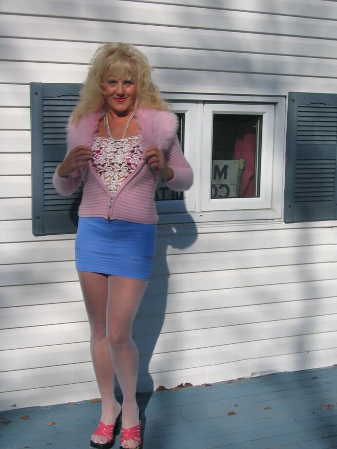20P La blonde mature Ruth se déshabille en bas nylon blancs avant de lécher une bite