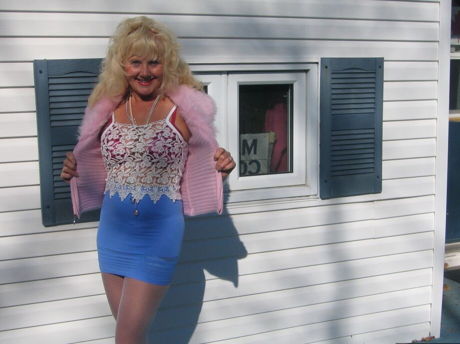20P La blonde mature Ruth se déshabille en bas nylon blancs avant de lécher une bite