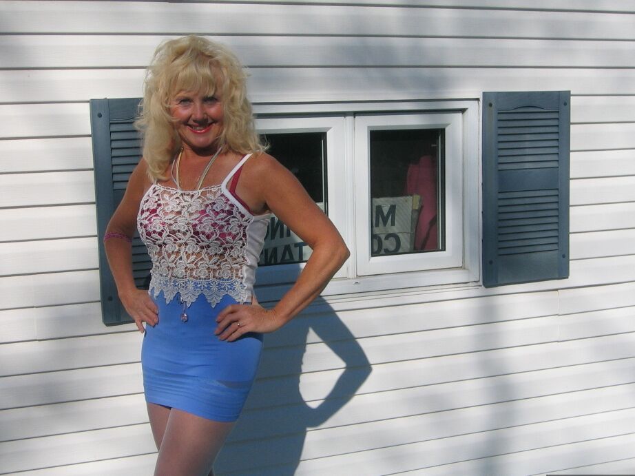 20P La blonde mature Ruth se déshabille en bas nylon blancs avant de lécher une bite