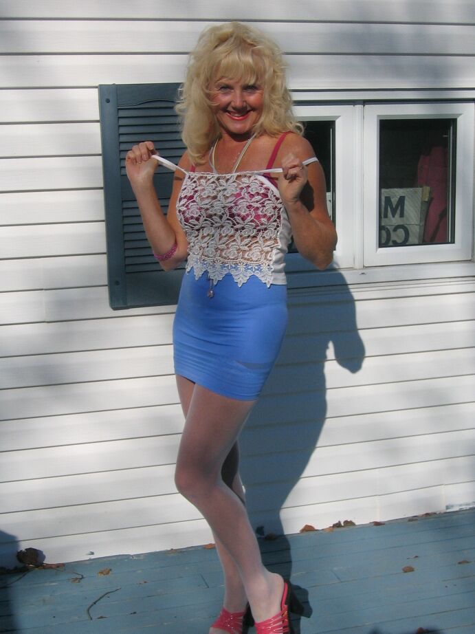 20P La blonde mature Ruth se déshabille en bas nylon blancs avant de lécher une bite