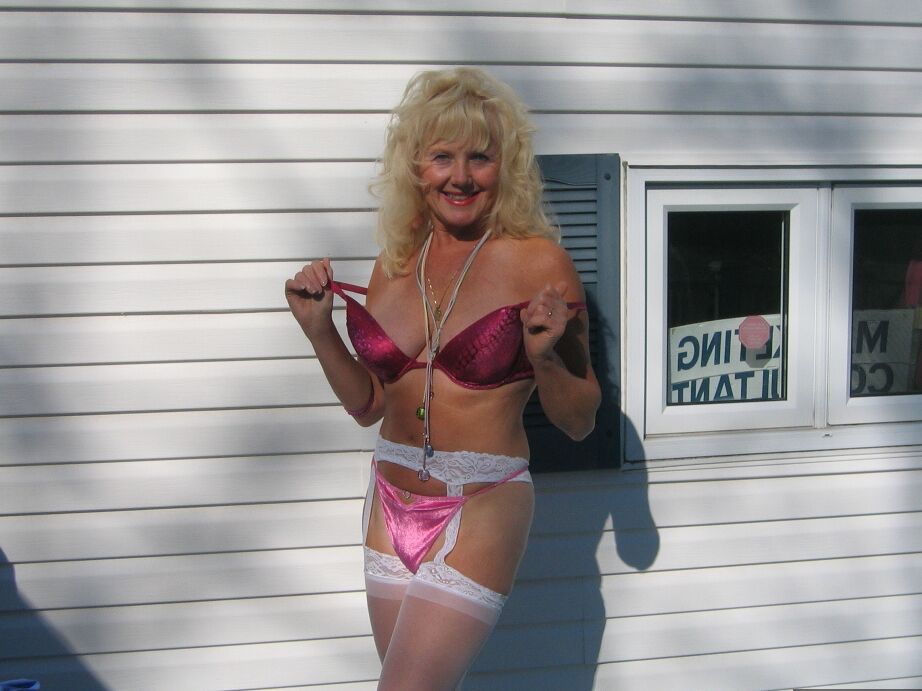 20P La blonde mature Ruth se déshabille en bas nylon blancs avant de lécher une bite