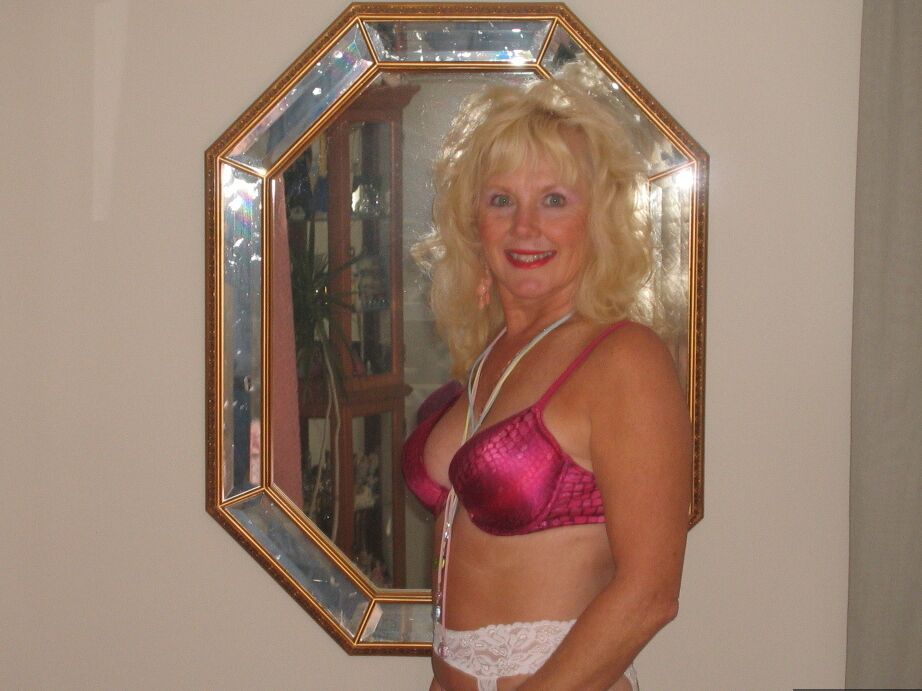 20P La blonde mature Ruth se déshabille en bas nylon blancs avant de lécher une bite