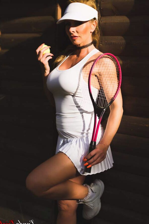 16P La rubia en forma Lynda Leigh desnuda sus grandes tetas y su ropa interior después de un partido de tenis