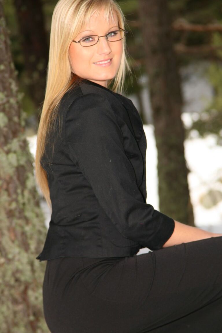 21P La rubia nerd Alexis S muestra sus pequeñas tetas en pantimedias transparentes en el bosque