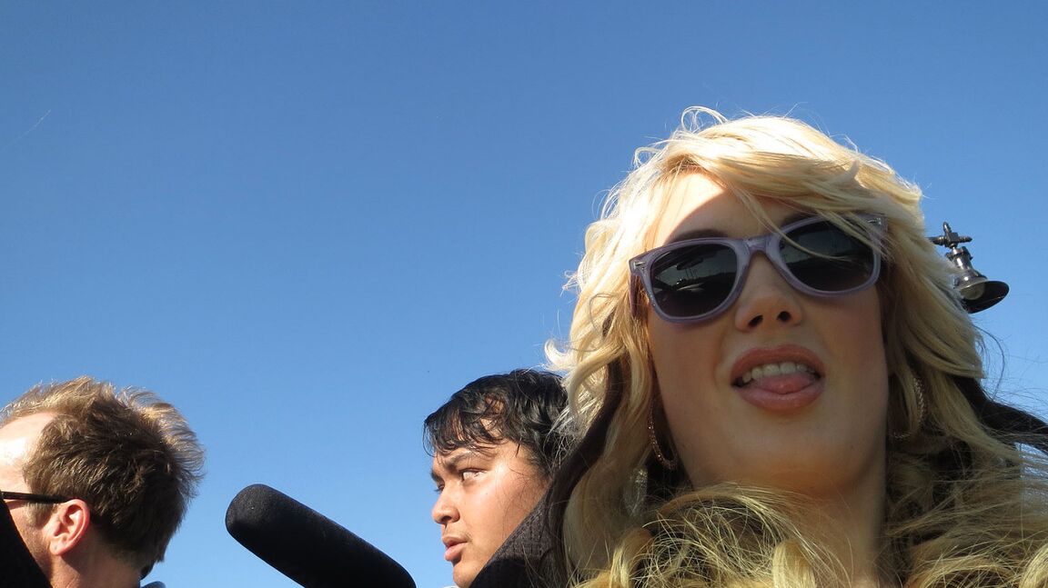17P Estrelas porno loiras com peitos grandes Siri e Kelly Madison mostram suas curvas
