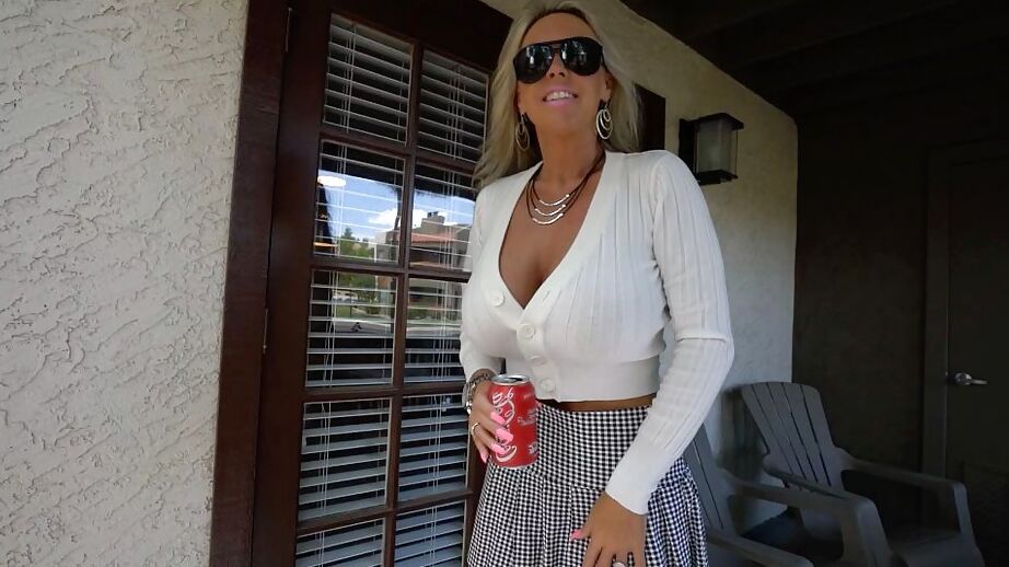 16P A dona de casa loira Sandra Otterson expondo peitos enormes antes de fazer sexo oral