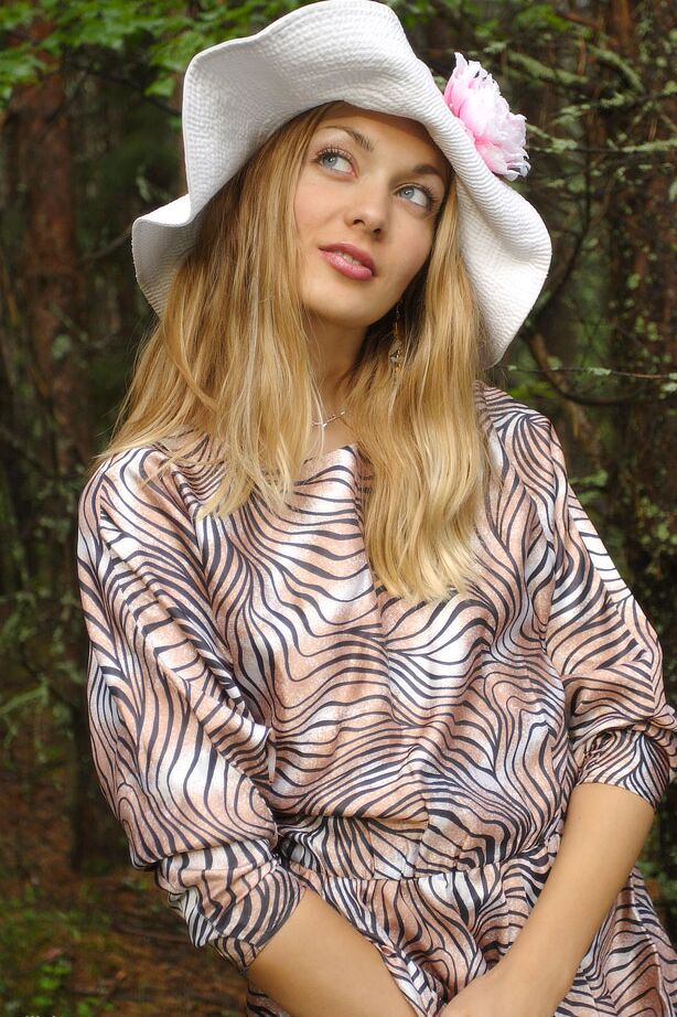 12P La linda rubia Sweet Lilya se levanta el vestido para ponerse sexy bajo la falda en el bosque