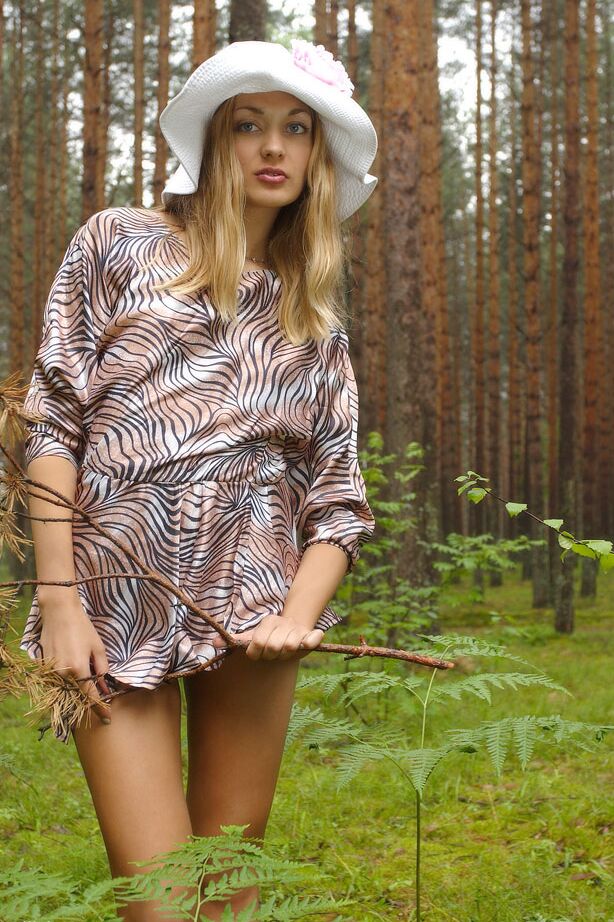 12P La linda rubia Sweet Lilya se levanta el vestido para ponerse sexy bajo la falda en el bosque