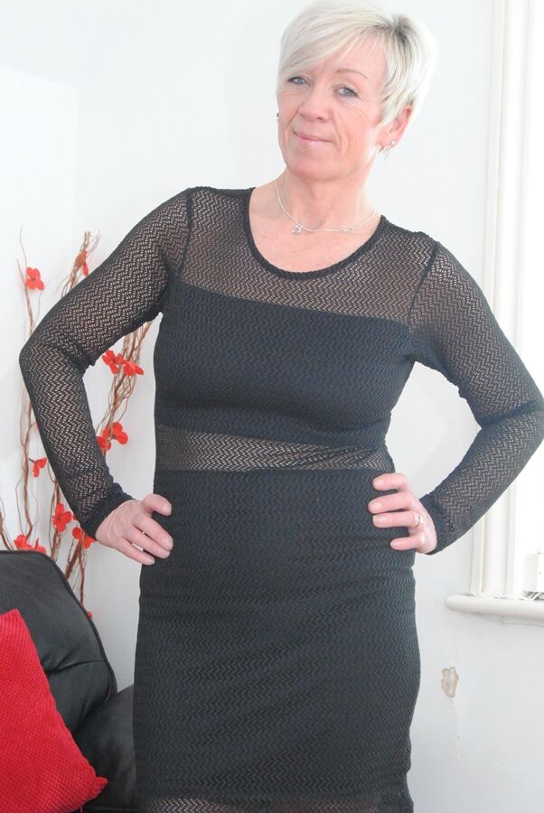 20P Une mamie sexy remonte sa robe pour exposer sa chatte rasée en bas