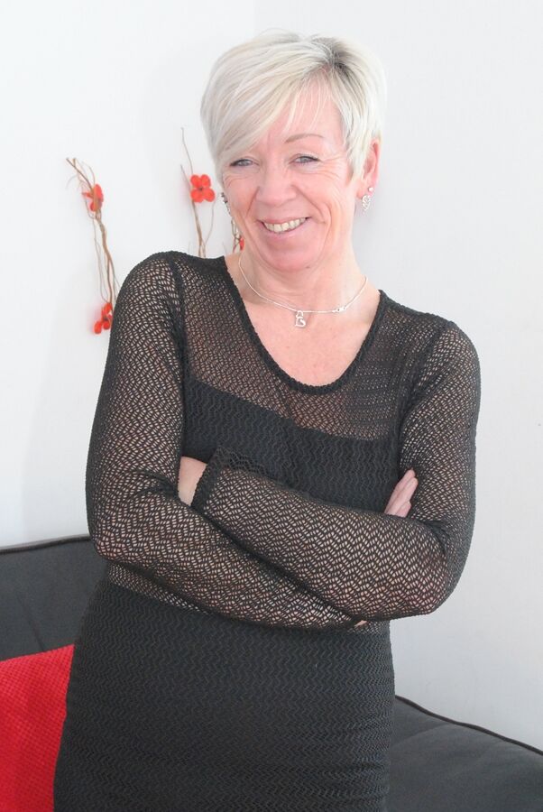20P Une mamie sexy remonte sa robe pour exposer sa chatte rasée en bas