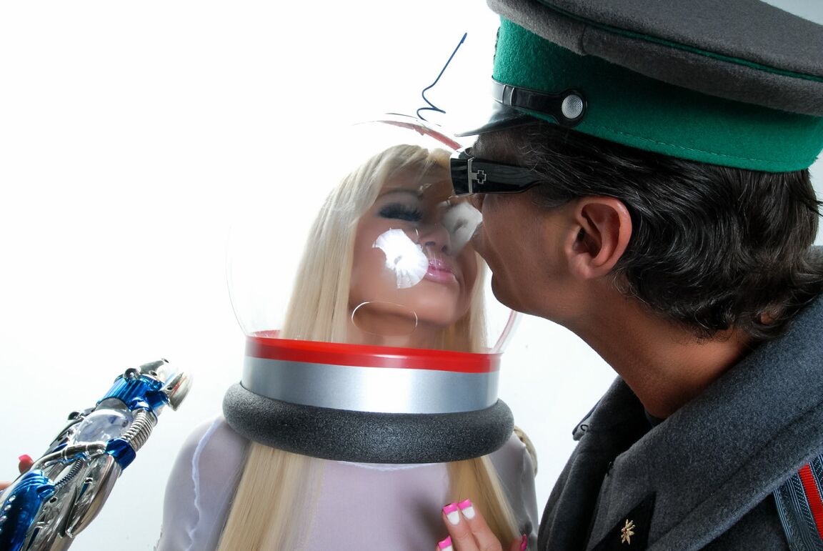 21P Bombshell in a shiny outfit Nikita Von James kisses a security guard