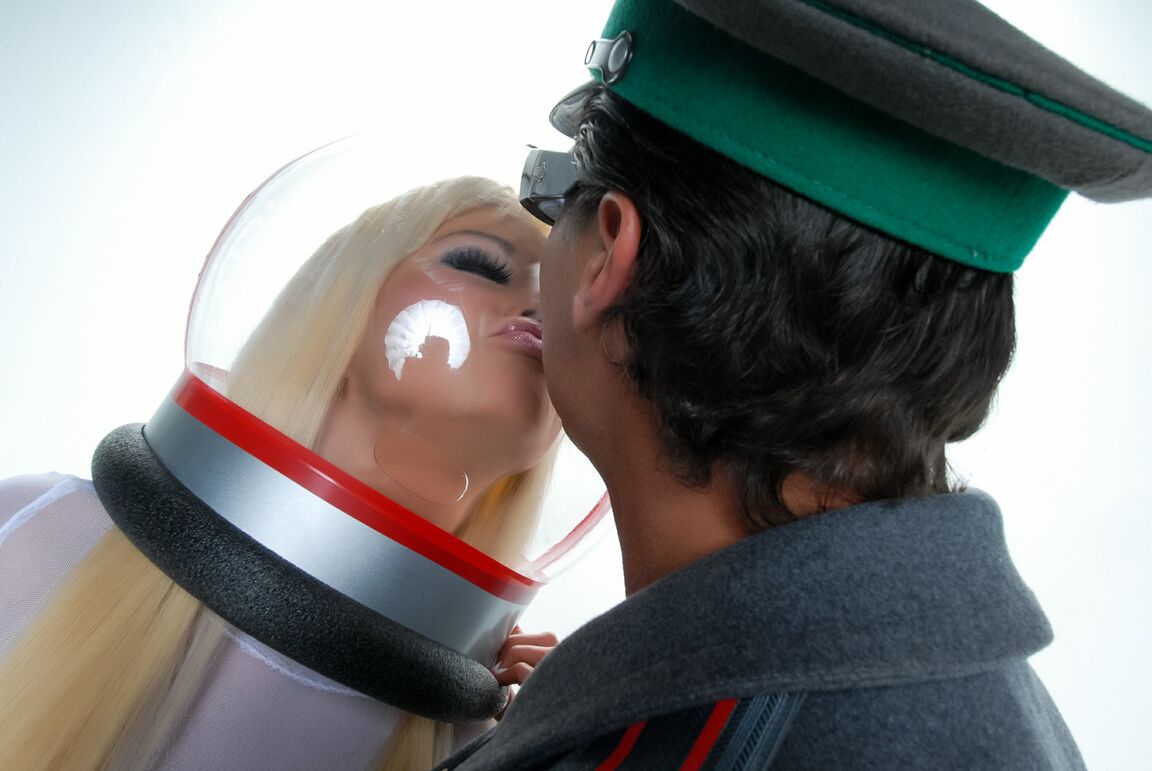21P Bombshell in a shiny outfit Nikita Von James kisses a security guard