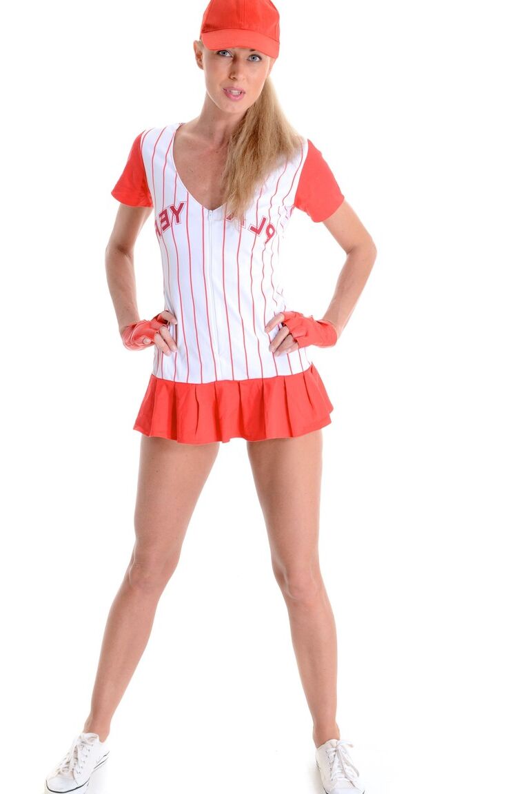 15P A loira gostosa Elody tira o uniforme de beisebol para posar nua de tênis e boné