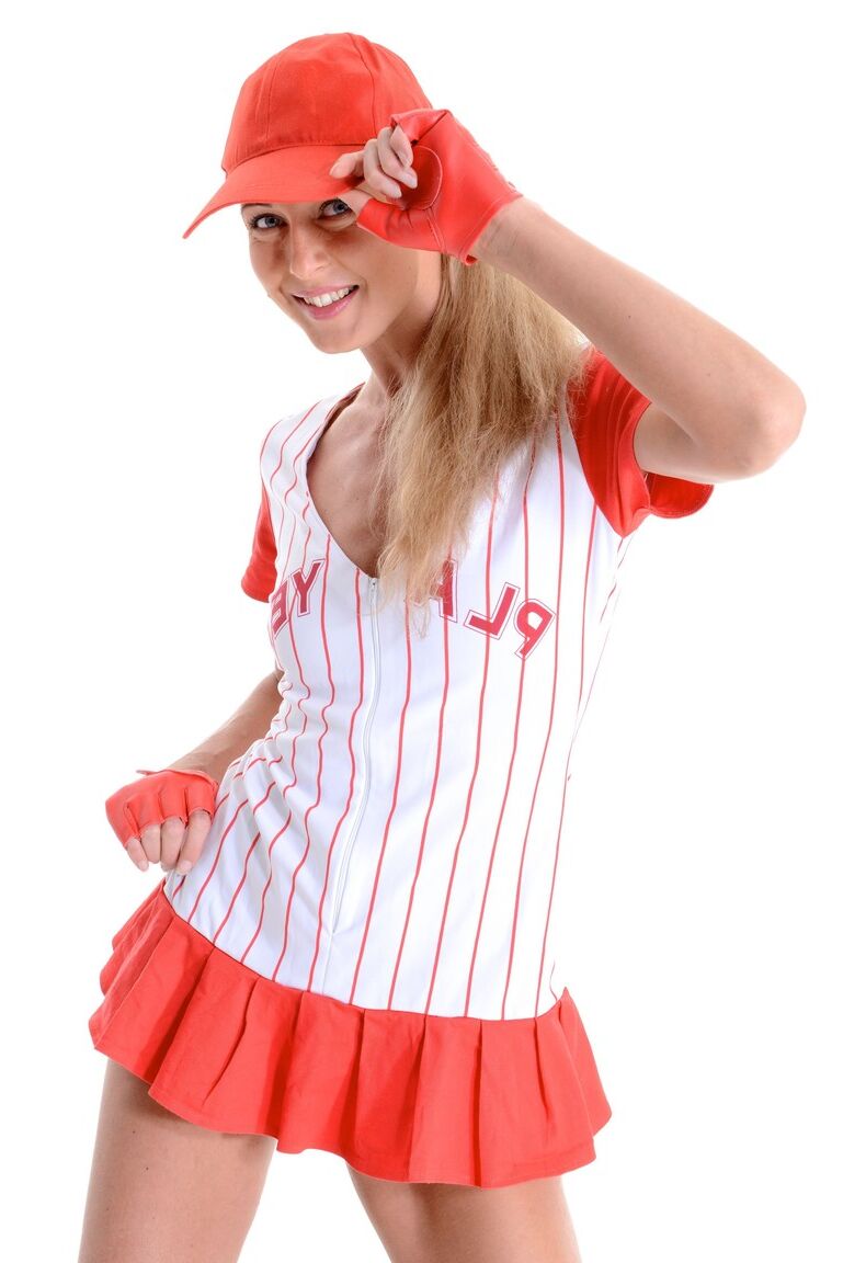15P A loira gostosa Elody tira o uniforme de beisebol para posar nua de tênis e boné