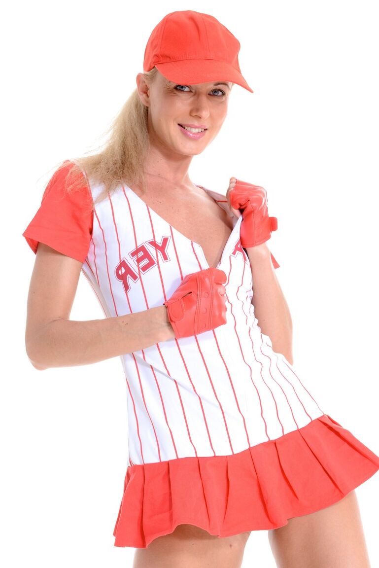 15P A loira gostosa Elody tira o uniforme de beisebol para posar nua de tênis e boné