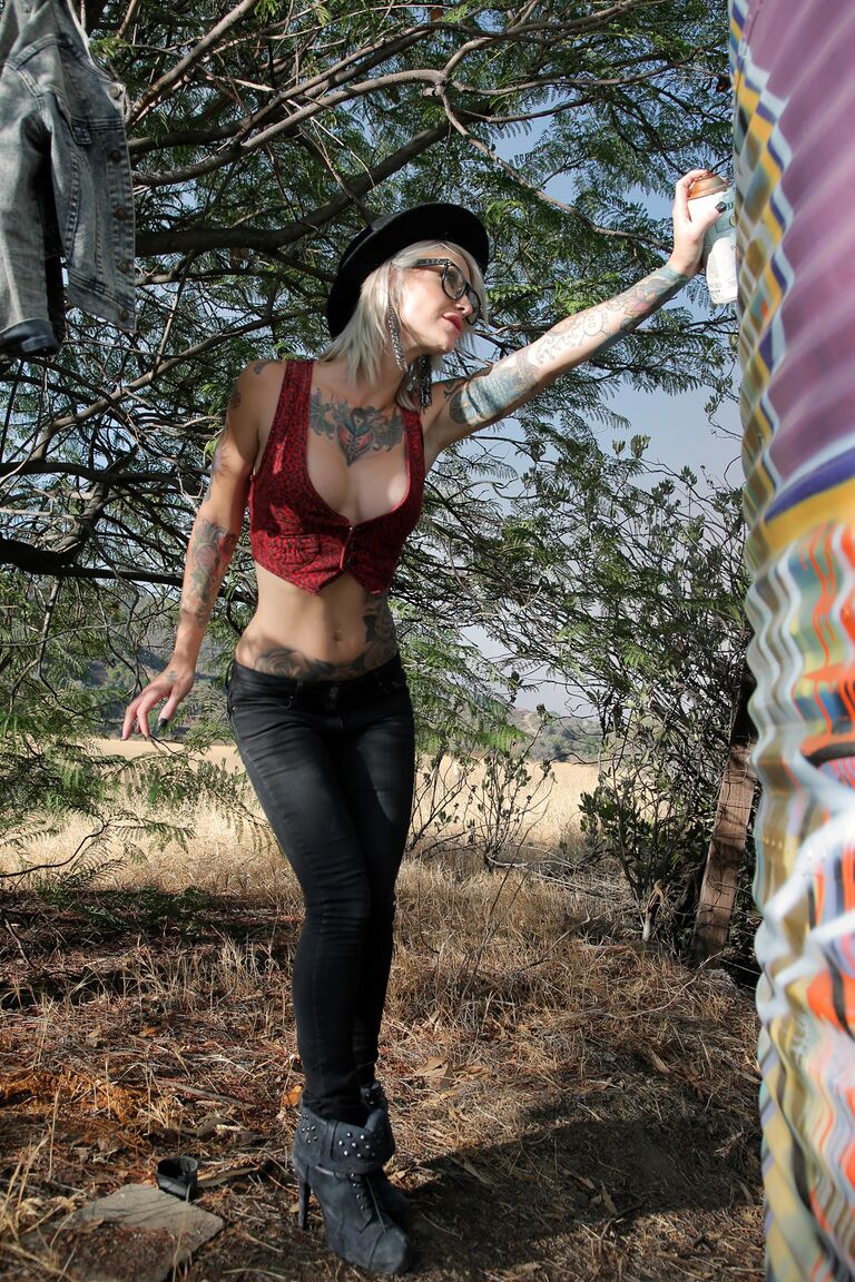 17P La grafitera tatuada Kleio Valentien manoseada en sus tetas falsas al aire libre