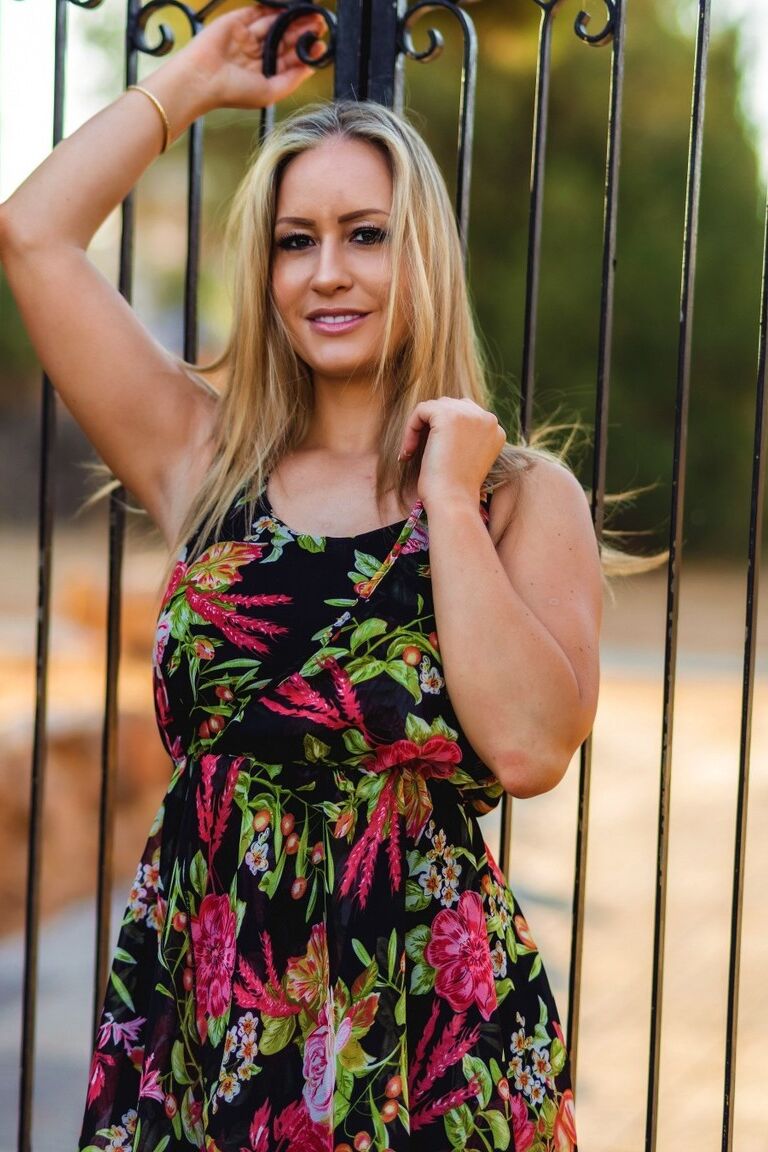 12P Candice Collyer, amatrice blonde, se déshabille devant la porte d'un domaine britannique.