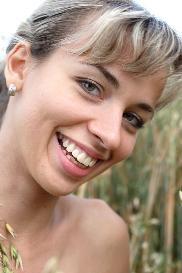 12P Linda loira mostra saia levantada nua em um campo com peitos pequenos nus na cidade