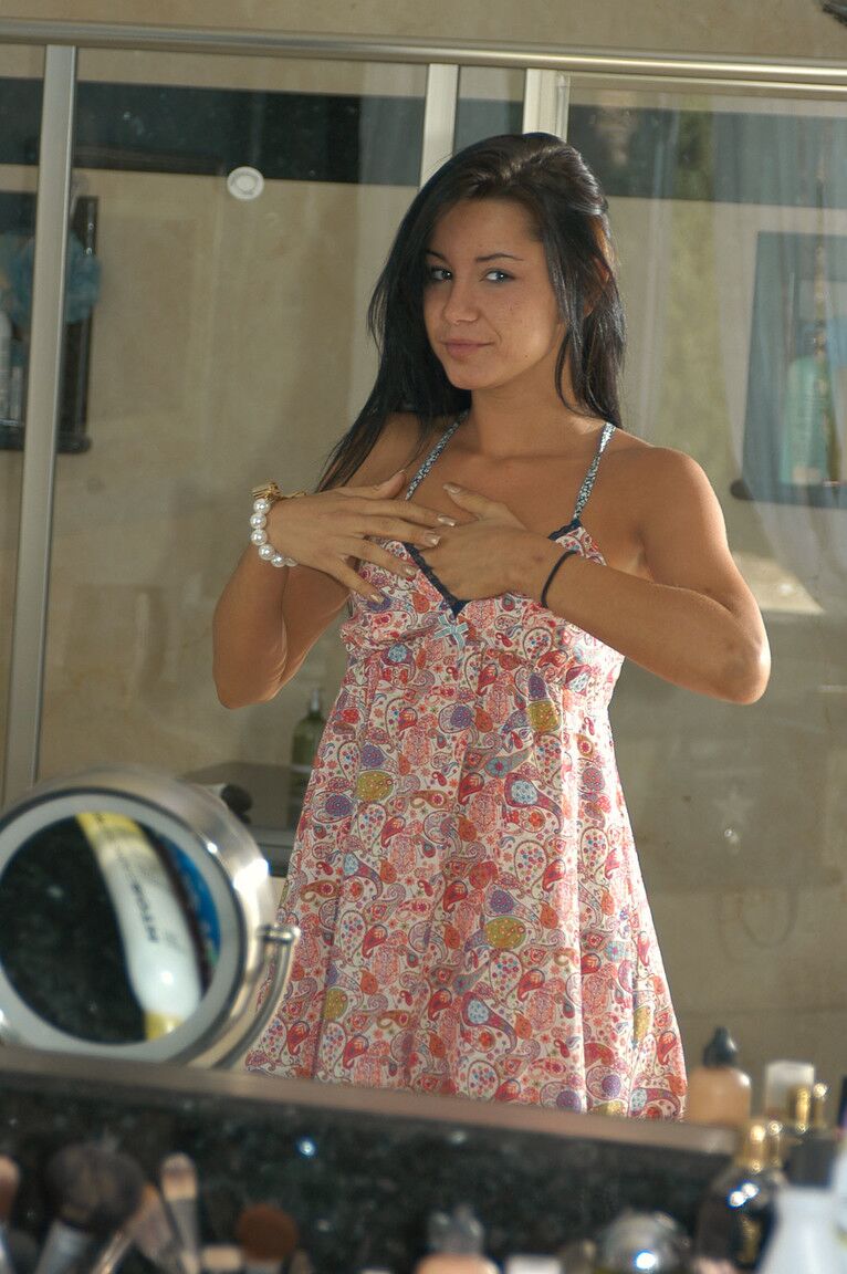 17P A jovem beleza de cabelos negros Tanner Mayes exibe peitos pequenos com Kelly Madison